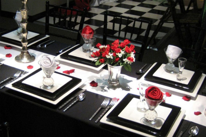 Сервірування новорічного столу до Нового 2023 року: оформлення, як накрити, фото