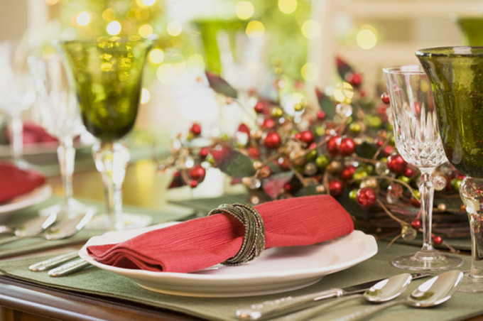 Сервірування новорічного столу до Нового 2023 року: оформлення, як накрити, фото
