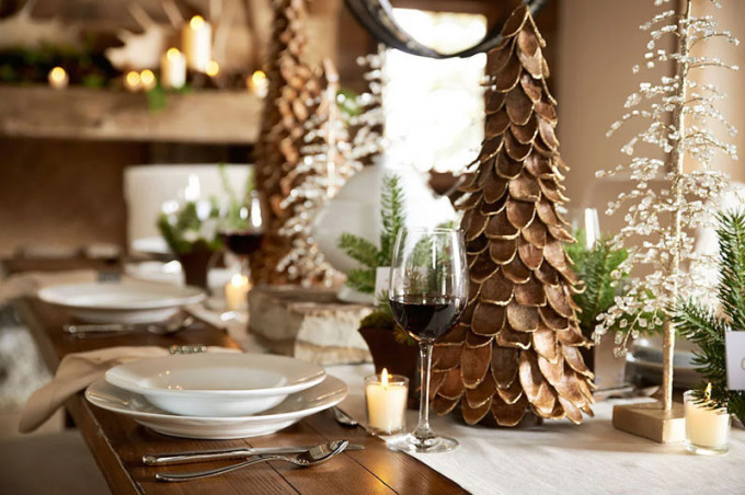 Сервірування новорічного столу до Нового 2023 року: оформлення, як накрити, фото