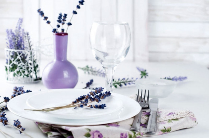 Сервірування новорічного столу до Нового 2023 року: оформлення, як накрити, фото