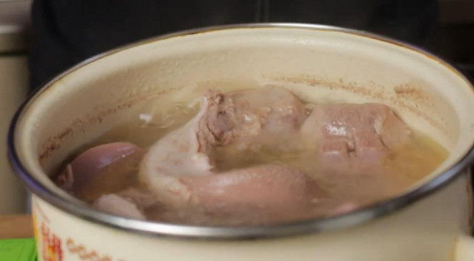 Свинячий язик – 12 рецептів приготування (як і скільки варити, щоб був м'яким)