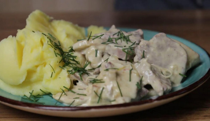 Свинячий язик – 12 рецептів приготування (як і скільки варити, щоб був м'яким)