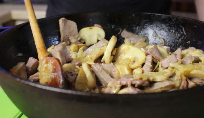 Свинячий язик – 12 рецептів приготування (як і скільки варити, щоб був м'яким)