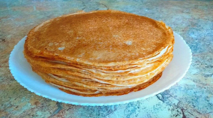 Заварні млинці на кефірі та окропі - 10 рецептів тонких та ажурних млинців з дірочками