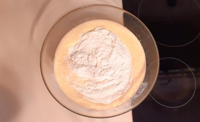 Заварні млинці на кефірі та окропі - 10 рецептів тонких та ажурних млинців з дірочками