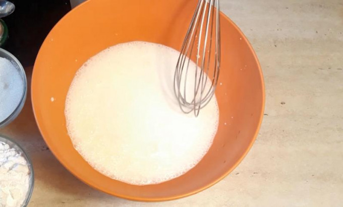 Заварні млинці на кефірі та окропі - 10 рецептів тонких та ажурних млинців з дірочками