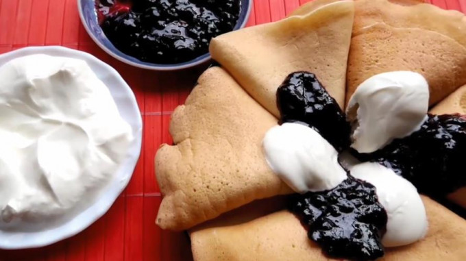 Заварні млинці на кефірі та окропі - 10 рецептів тонких та ажурних млинців з дірочками