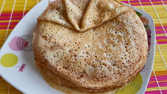 Заварні млинці на кефірі та окропі - 10 рецептів тонких та ажурних млинців з дірочками