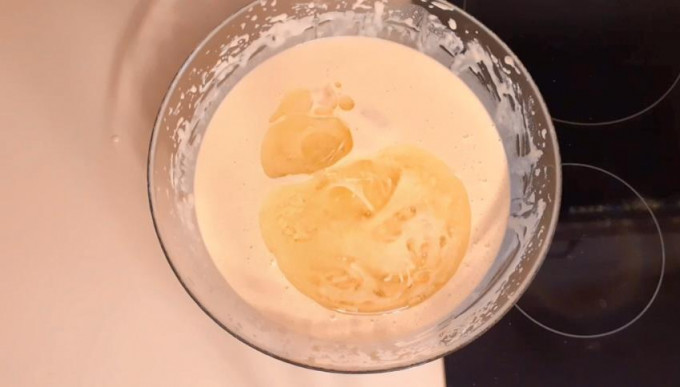 Заварні млинці на кефірі та окропі - 10 рецептів тонких та ажурних млинців з дірочками