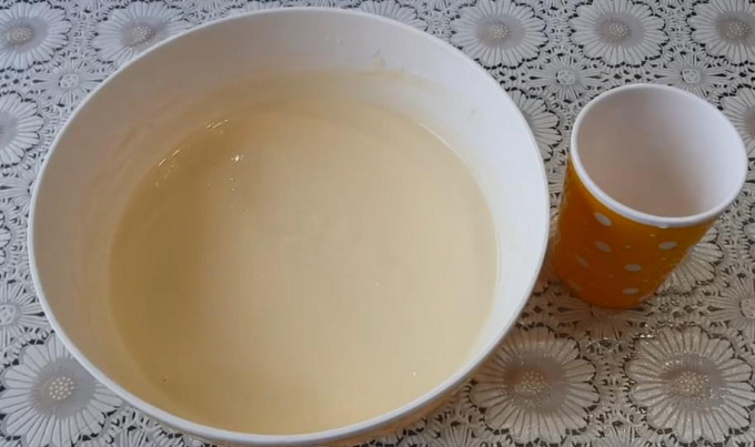 Заварні млинці на кефірі та окропі - 10 рецептів тонких та ажурних млинців з дірочками