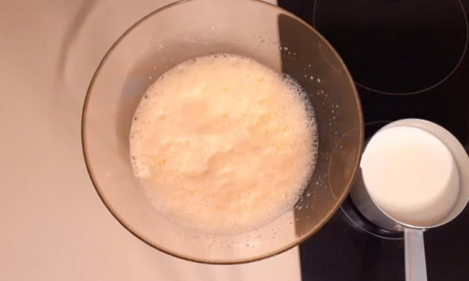 Заварні млинці на кефірі та окропі - 10 рецептів тонких та ажурних млинців з дірочками