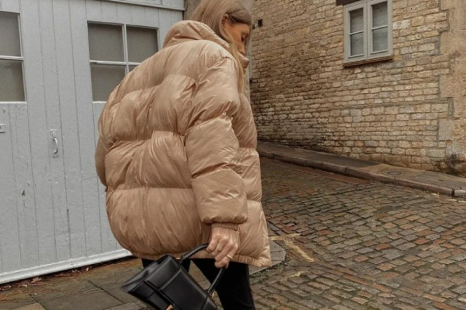 Жіночі зимові пуховики, модні у 2022-2023 роках: тенденції моди, фасони та моделі, тканини та кольори