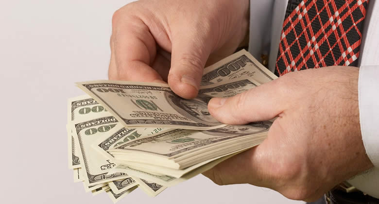 Тримали в руках гроші