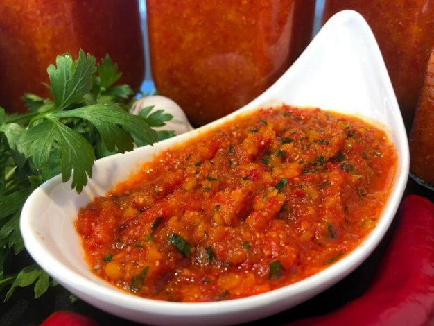 Класична аджика на зиму: 13 рецептів найсмачнішої домашньої аджики