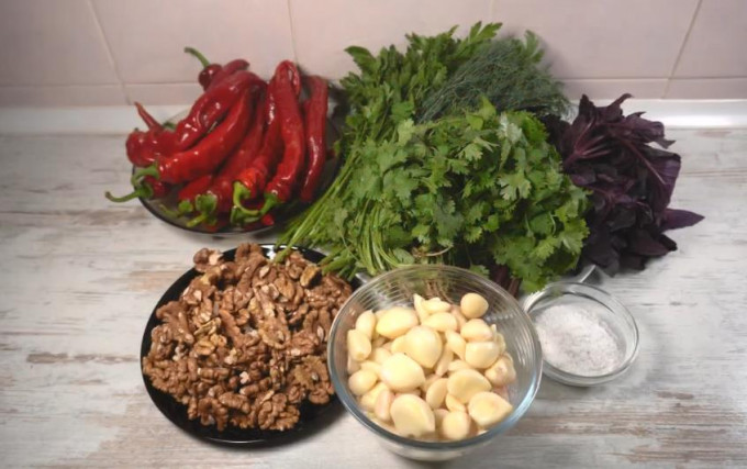 Класична аджика на зиму: 13 рецептів найсмачнішої домашньої аджики