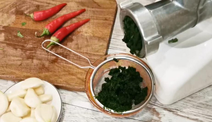 Класична аджика на зиму: 13 рецептів найсмачнішої домашньої аджики