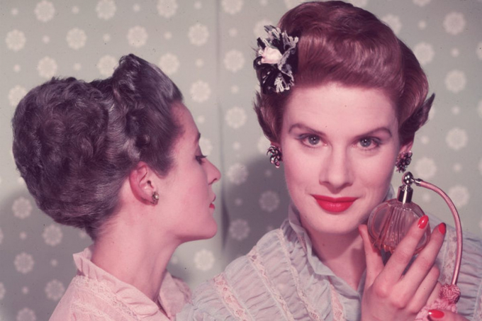 Пшик — і бабуся: 5 ароматів, які додають кілька десятків років