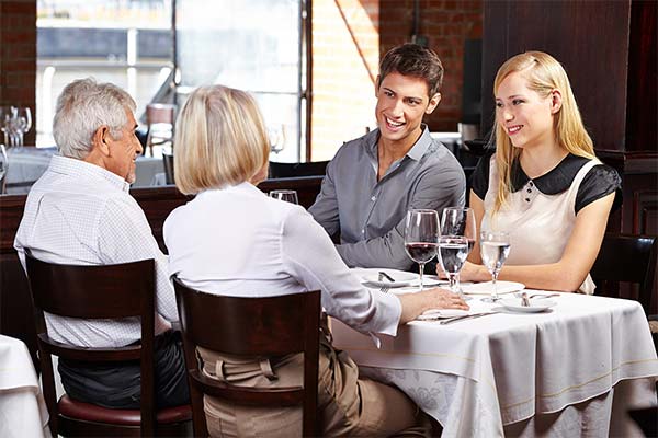 До чого сниться сидіти, працювати чи їсти в кафе — 45 тлумачень із різних сонників