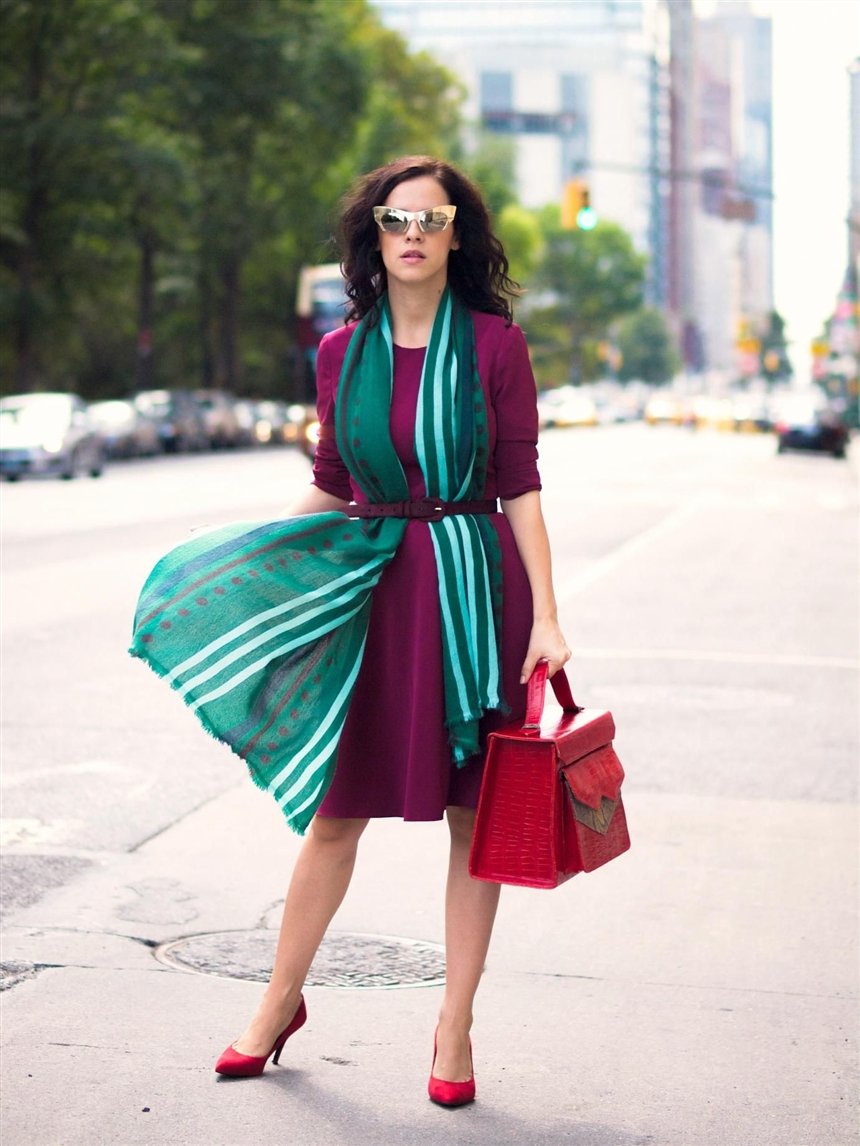 Як і з чим носити наймодніший колір 2023 Viva Magenta