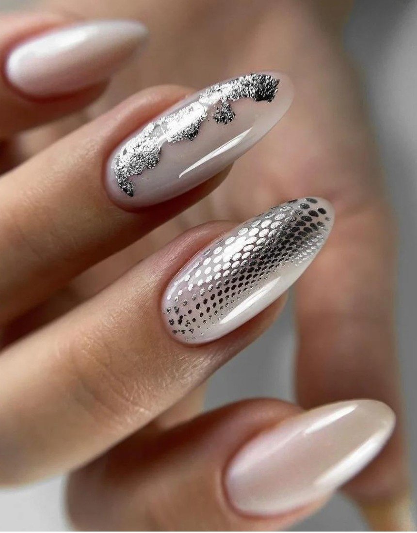 Манікюр на Новий рік 2023: дизайн та фото новорічних малюнків на нігтях.