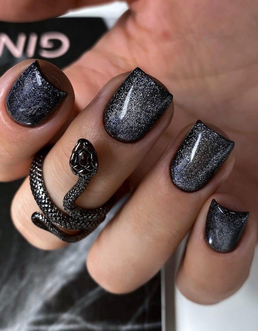 Манікюр на Новий рік 2023: дизайн та фото новорічних малюнків на нігтях.