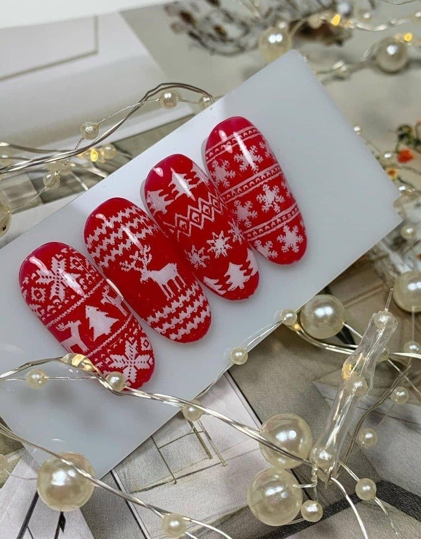 Манікюр на Новий рік 2023: дизайн та фото новорічних малюнків на нігтях.