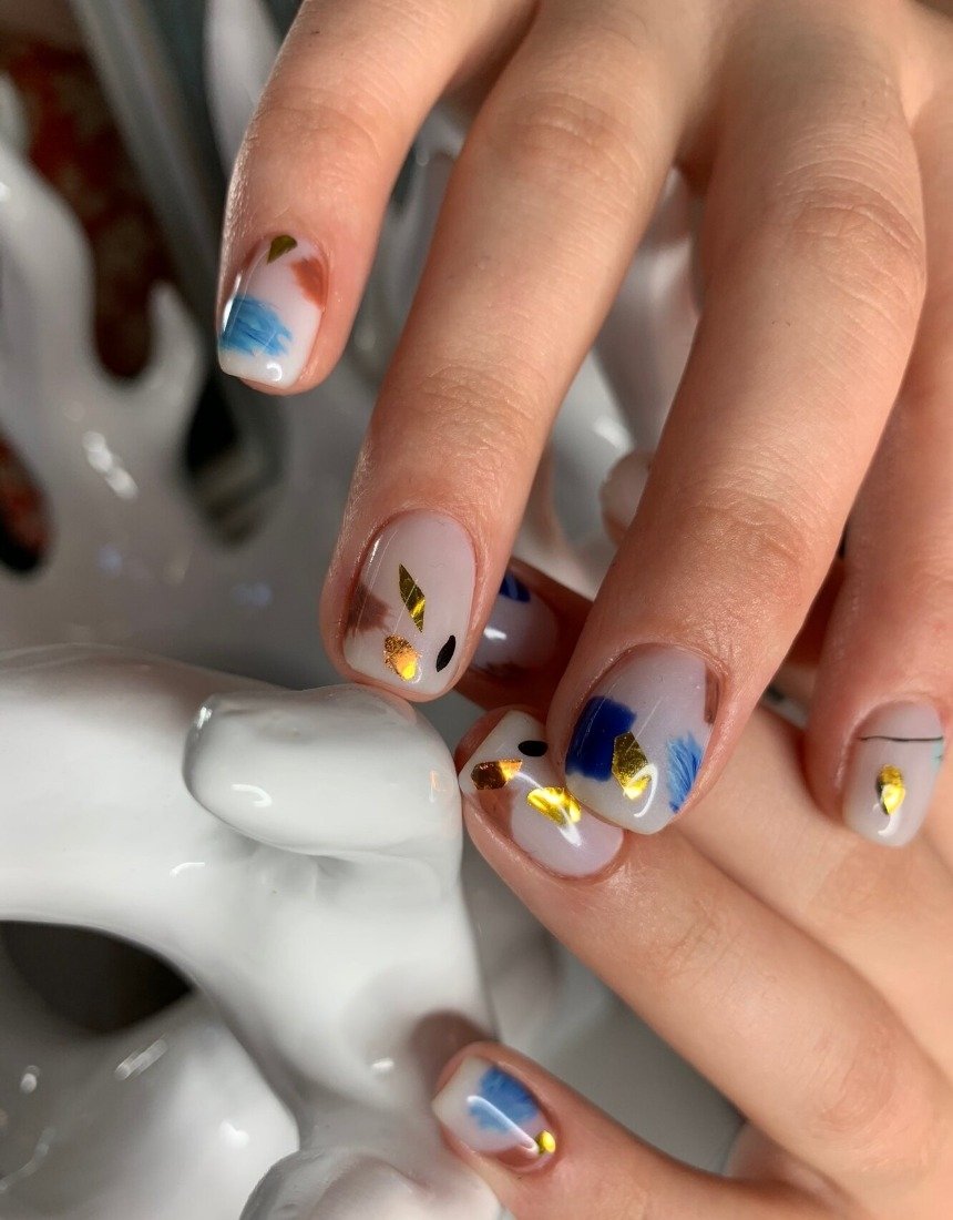 Манікюр на Новий рік 2023: дизайн та фото новорічних малюнків на нігтях.