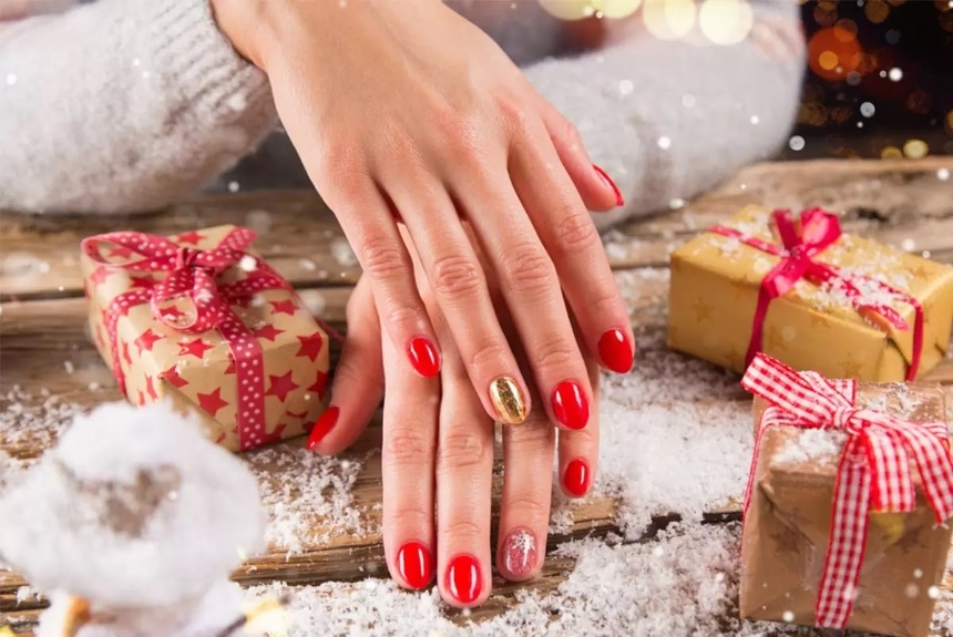 Манікюр на Новий рік 2023: дизайн та фото новорічних малюнків на нігтях.