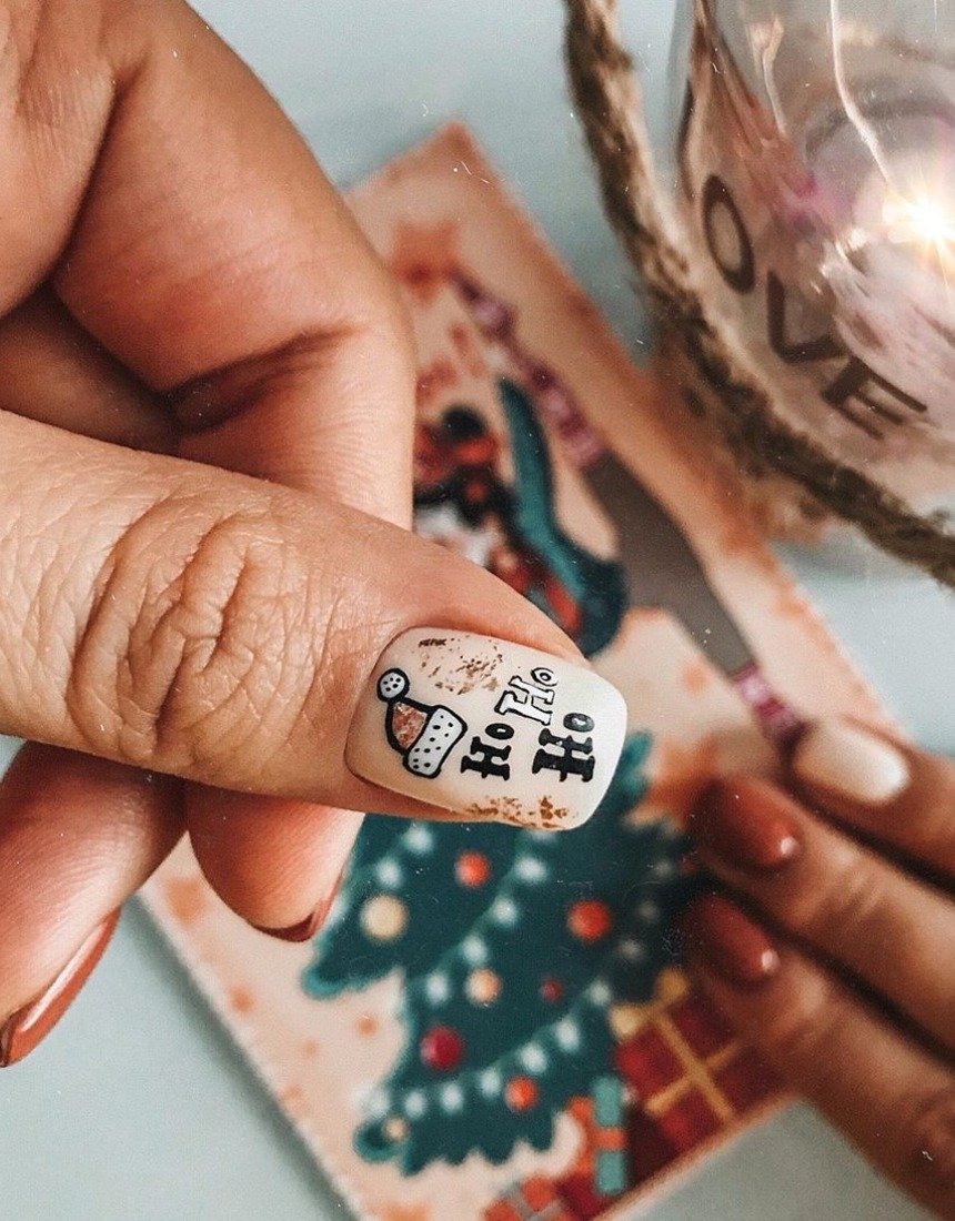 Манікюр на Новий рік 2023: дизайн та фото новорічних малюнків на нігтях.