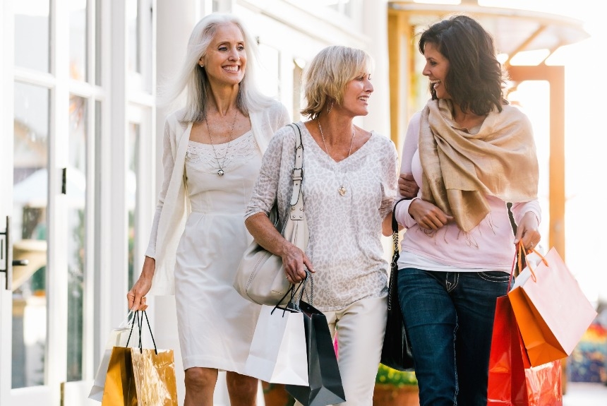 Мода 2023 для жінок за 50: головні тенденції сезону