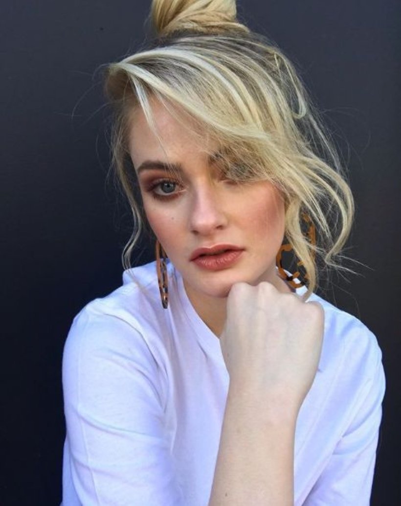 Модні жіночі стрижки на середнє волосся 2023: фото