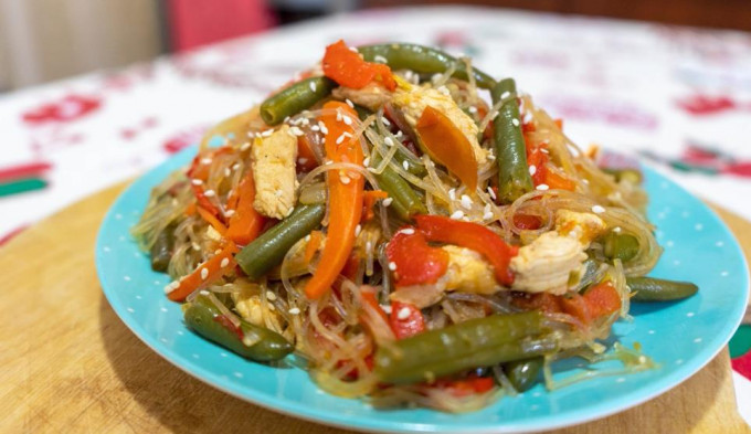 Фунчоза з куркою та овочами – 11 рецептів приготування салату