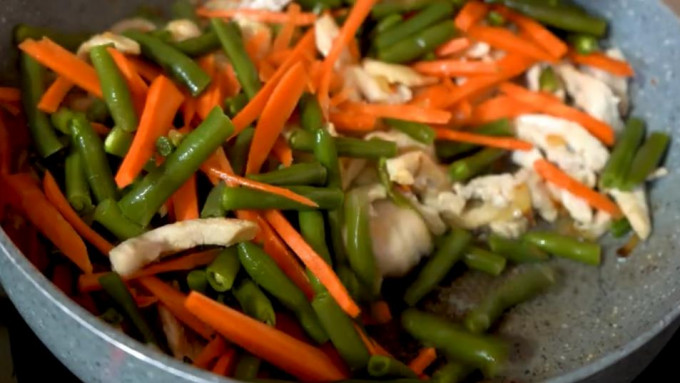 Фунчоза з куркою та овочами – 11 рецептів приготування салату