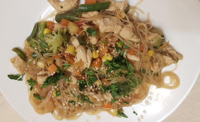 Фунчоза з куркою та овочами – 11 рецептів приготування салату