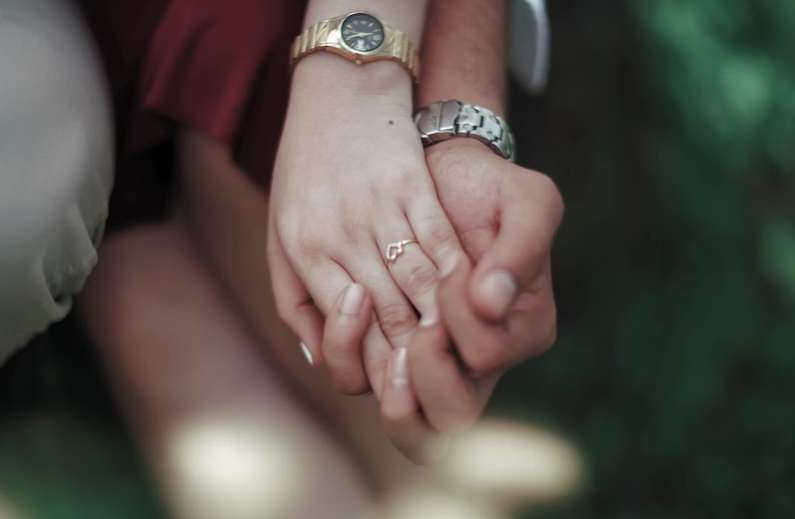 До чого свербить безіменний палець на лівій руці?