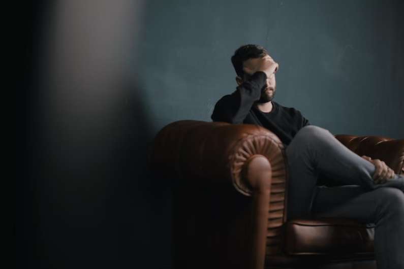 До чого свербить безіменний палець на лівій руці?