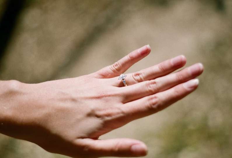 До чого свербить безіменний палець на лівій руці?