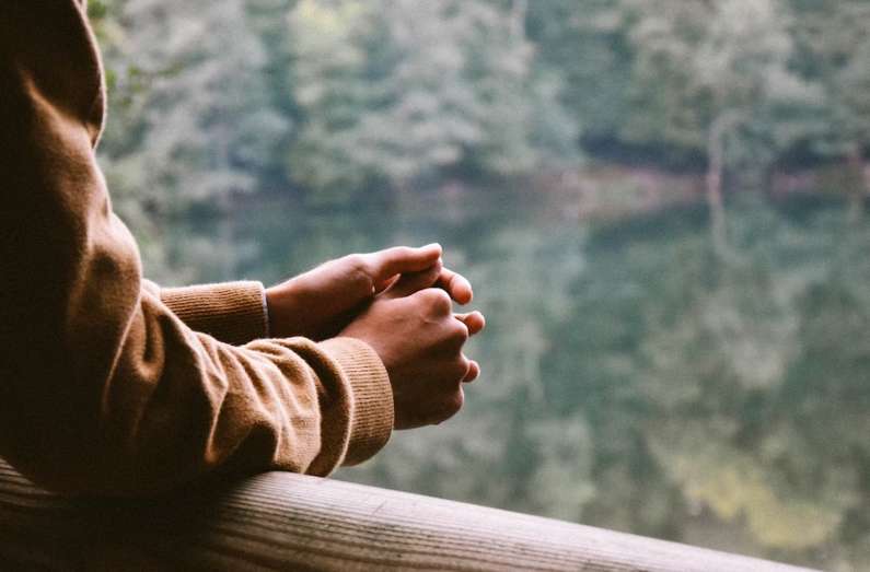 До чого свербить безіменний палець на лівій руці?