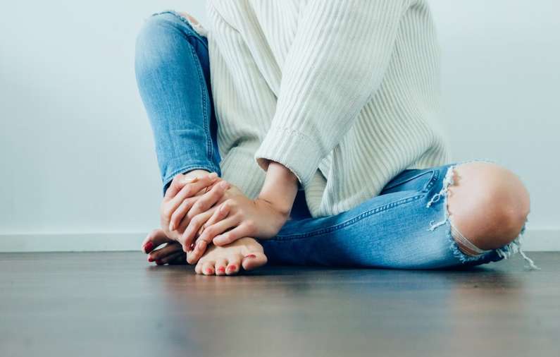 До чого свербить великий палець на правій нозі?