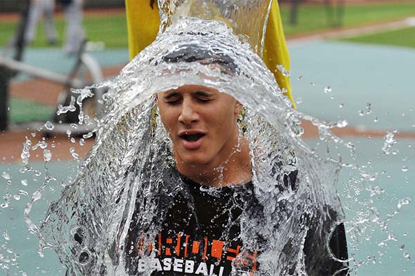 До чого сниться обливати водою людину — 47 тлумачень із різних сонників.