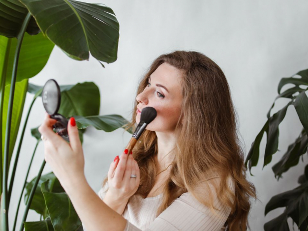 Поширені помилки при нанесенні рум'ян, які миттєво вас зістарять