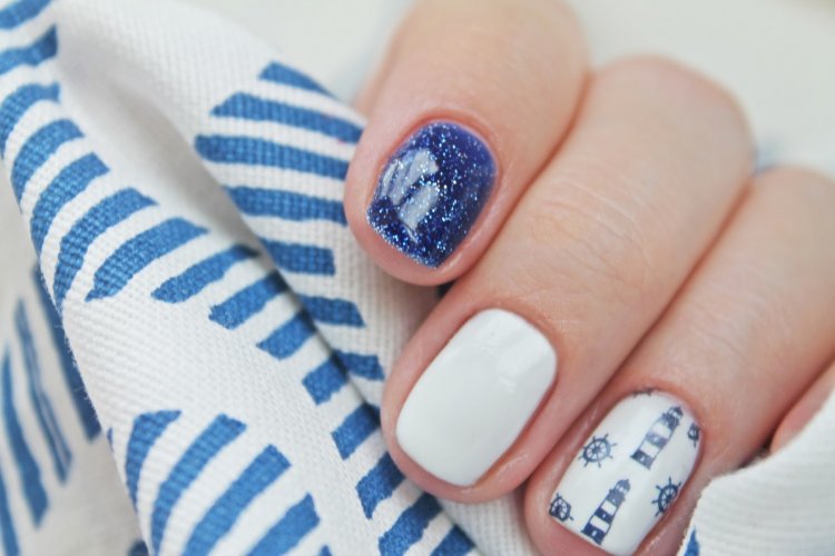 Манікюр у морському стилі блакитний