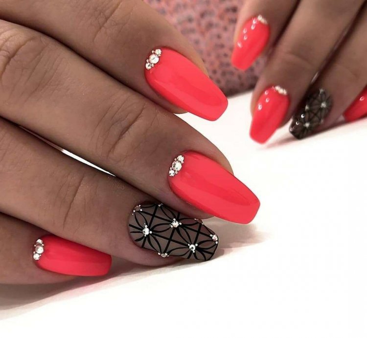 Червоний манікюр зі стразами