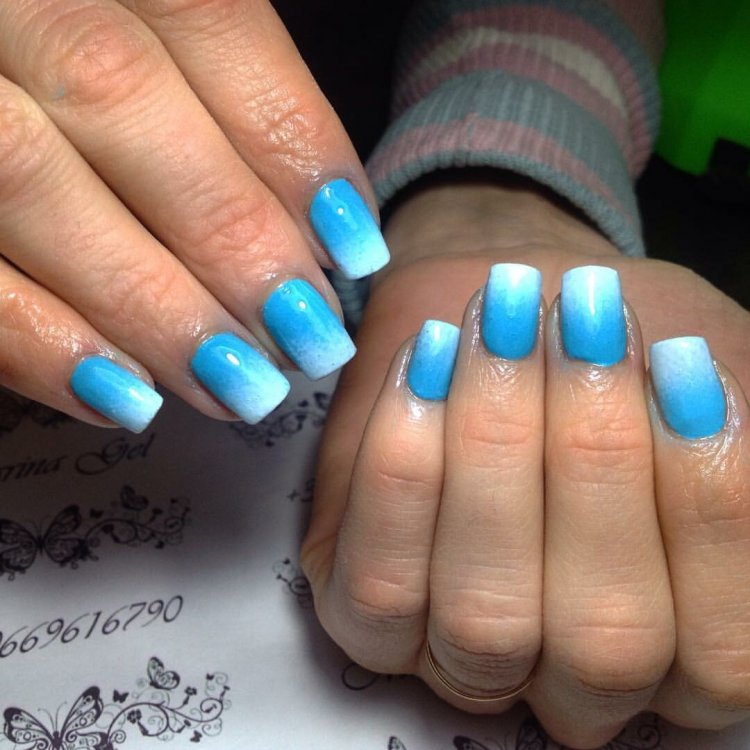 Блакитне омбре на нігтях