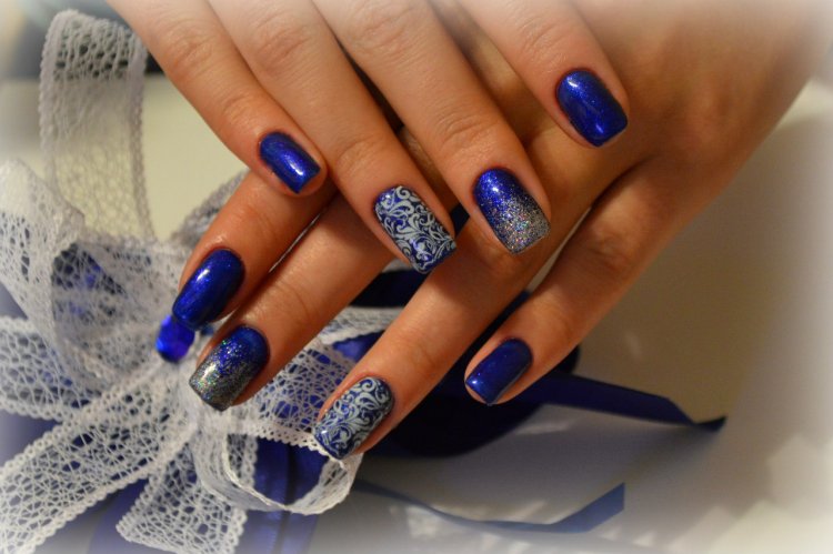 Красивий манікюр під синю сукню