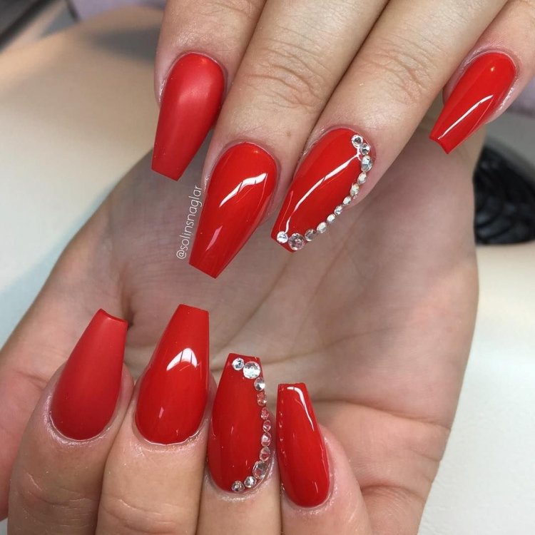 Манікюр червоного кольору зі стразами