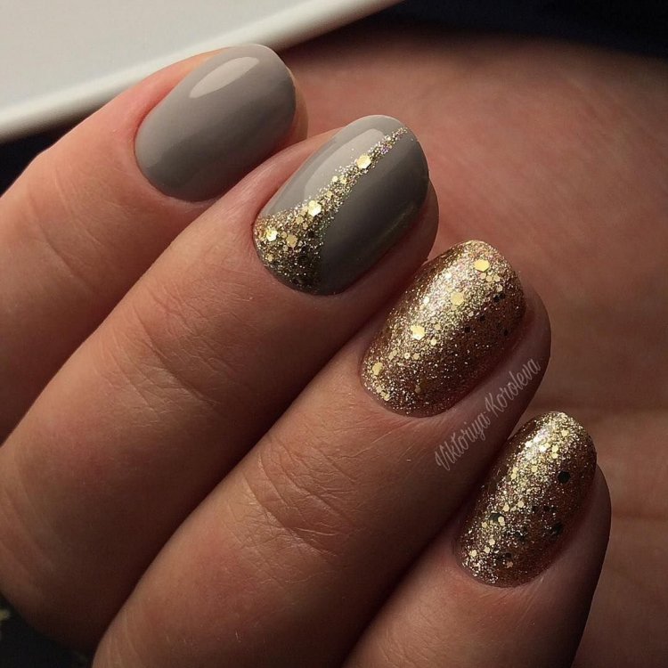 Нігті із золотими блискітками