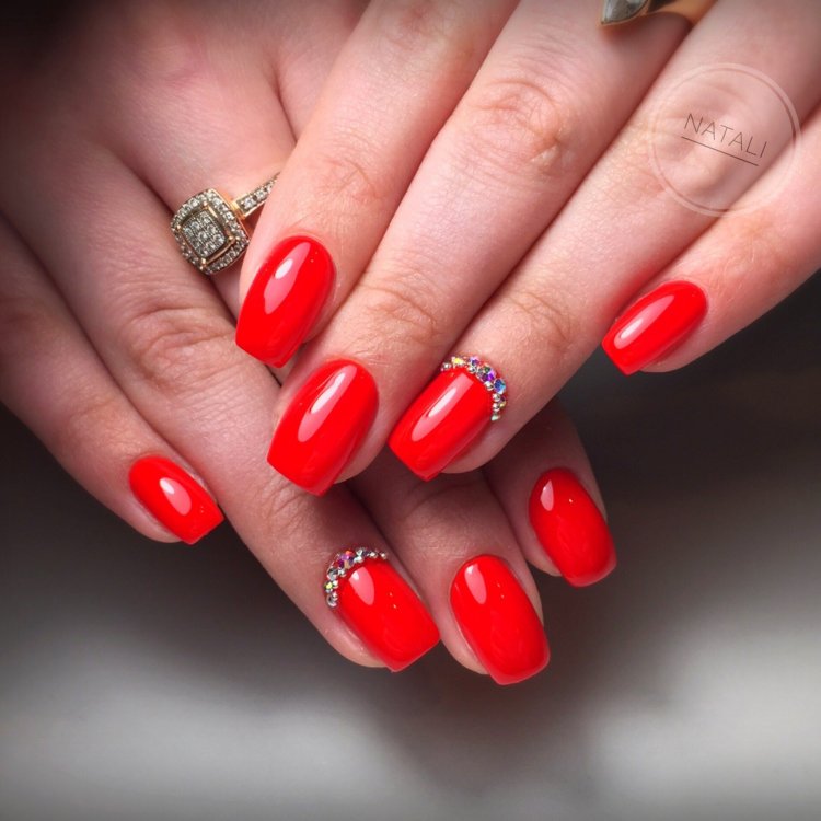 Красивий манмкюр зі стразами