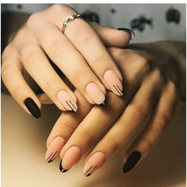 Бежеві нігті з чорним френчем