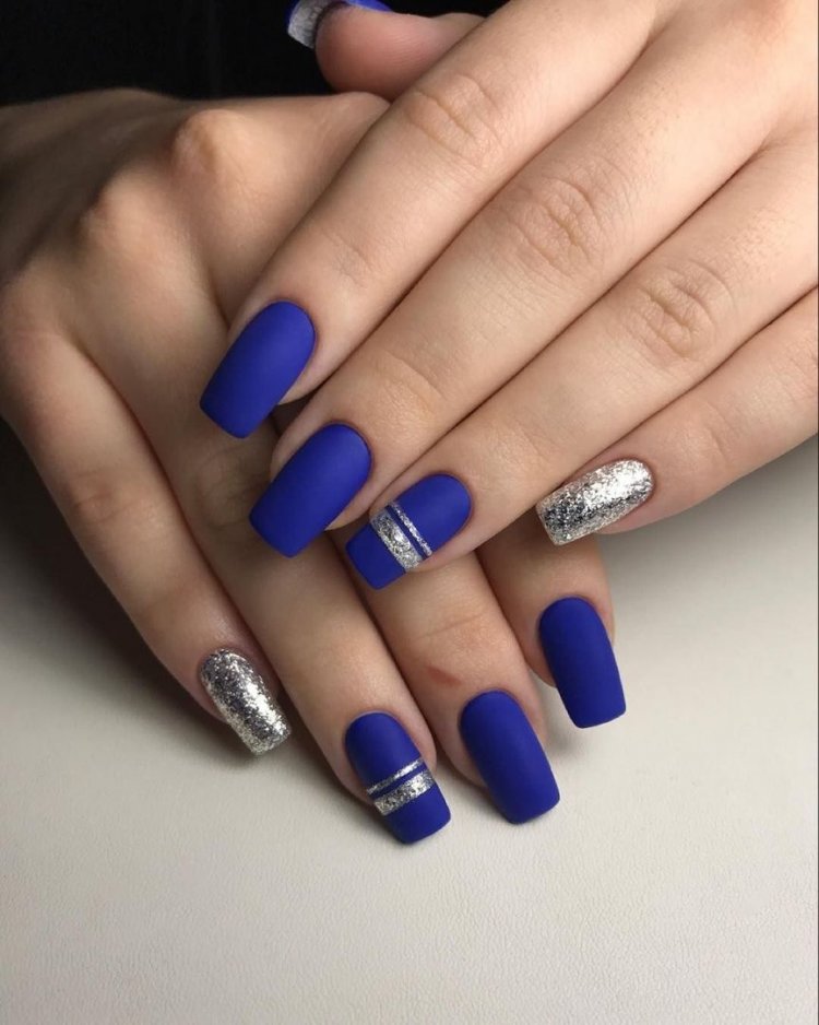 Сині матові нігті